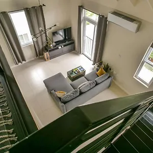 Choose To Be Happy At Ei8ht! - Super And Penthouse Apartment Kingston
