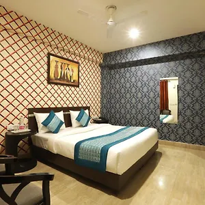 Ark Wood At Airport Hotel