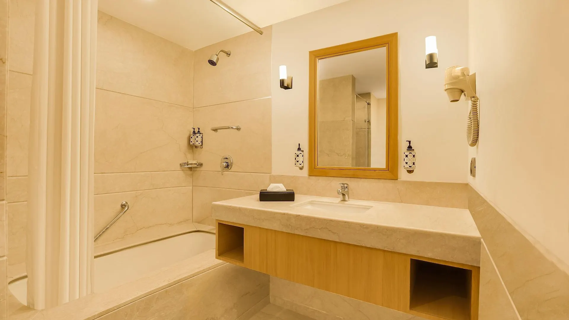 *****  Lemon Tree Premier, Delhi Airport Hotel New Delhi India